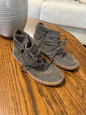 UGG Men's Dark Gray Suede Chukka Boots with Espadrille Trim